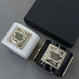 Nieuwe luxe designer gouden diamanten armband voor dames Polsband wit zwart acryl armbanden armbanden officieel merkreplica Premium cadeau