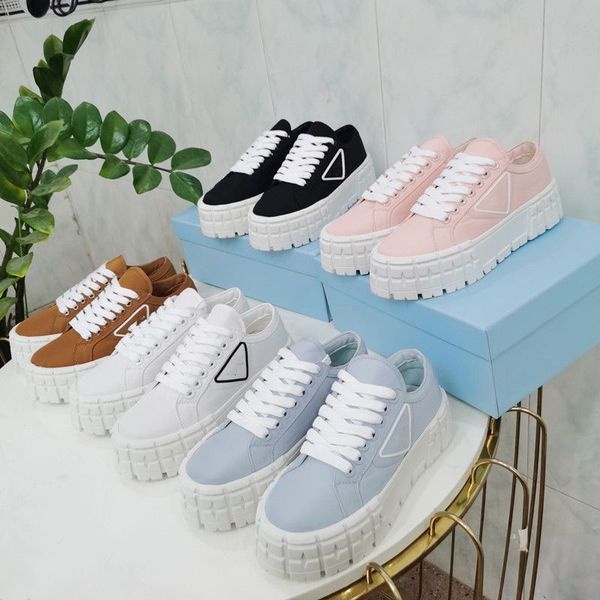 Nuevo diseñador de lujo para mujer, zapatos casuales, correa para la cabeza redonda, suela gruesa, realce, plataforma de marca blanca, zapatillas de lona, zapato deportivo plano clásico para todos los partidos