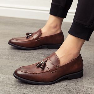 Nouveau créateur de luxe hommes noir marron glands en cuir verni chaussures de conduite décontractées robe de mariée formelle mocassins de retour