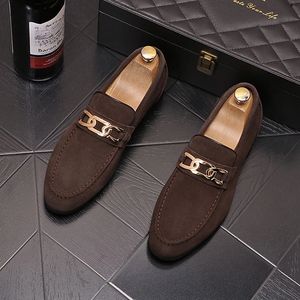 Nouveau créateur de luxe hommes chaîne en métal chaussures en cuir suédé robe masculine retour mariage pilotes mocassins Sapato Social Masculino