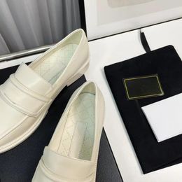 Nieuwe luxe designer metalen letter loafers van topkwaliteit, loafers gebruiken een verscheidenheid aan gelegenheden, alles bijpassende schoenen, fabrieksschoenen