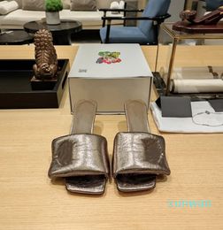 La dernière et super explosive série de la nouvelle concepteur de luxe rempli les sandales à talons courts pour les femmes