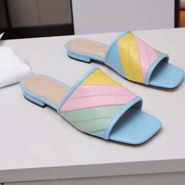 Nieuwe luxe designer slipper vrouwen sandalen mode klassieke metalen letter casual sandy flip flops platte maat 34-42 met doos
