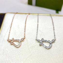 Nuevo collar con colgante de herradura en forma de U de diseño de lujo, collar clásico para mujer, cadena de clavícula chapada en oro y diamantes, joyería de diseño