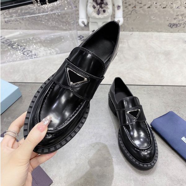 Nouvelle mode de luxe Monolith Triangle Logo Chaussures en cuir noir Designer Femmes Mocassins Slip Brillant Derme Noir Simple Casual Mode Mocassins tête pointue Baskets