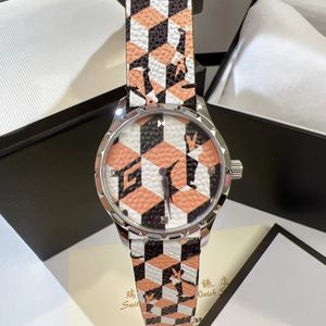 Nouvelles montres de mode de luxe Mouvement à quartz suisse Couleur Doodle cadran Acier inoxydable femme designer montres Bracelet en cuir cristal saphir