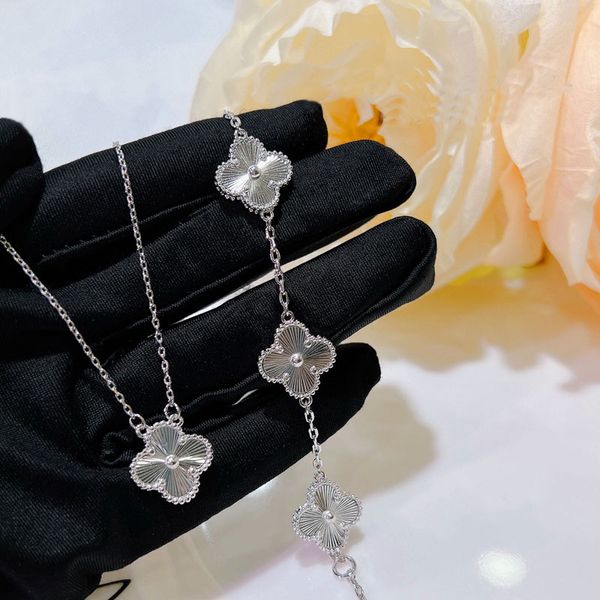 Nouveau collier de collier de concepteur de fleurs de luxe Clover Boucles d'oreilles Boucles d'oreilles en acier inoxydable en acier inoxydable pour femmes cadeau d'anniversaire de Noël cadeau