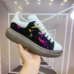 Nuevos zapatos de lujo para hombre, zapatos de mujer de cuero genuino a la moda, zapatillas planas grandes con cordones brillantes, zapatos de diseñador con plataforma MKJKKFM0001