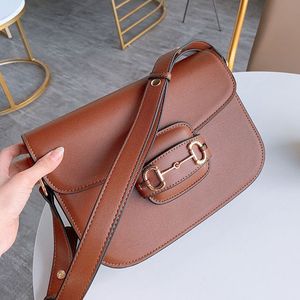 Nieuwe luxe retro zadel handtas insert buckle echte lederen designer tas schouder messenger tas klep crossbody tas 26cm schouderhandtas