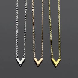 Nieuwe Luxe V-vormige Hanger Ketting voor Vrouwen 18k Goud Mode Klassieke Ketting Titanium Staal Hoge Kwaliteit Designer Sieraden