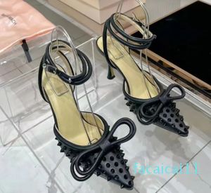 Nuevas sandalias MACH para mujer, zapatos de diseñador de lujo, tacón alto, remachados, cuero genuino, punta de arco, tacones sin talón, correa en el tobillo con botón de moda