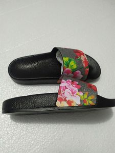 Nouveau homme femme sandales chaussures luxe diapositive été mode large plat sandales glissantes pantoufle tongs taille 35-45 avec boîte à fleurs