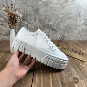 New Man Femmes Double roue nylon gabardine baskets Dsigner Triangle toile Casual Chores Femme Trainers Sneaker Triple Bottom Low 6051