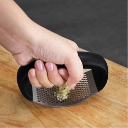 Moeilijke knoflook Crushing thuis: innovatieve handgeschakelde Twist -Action -handleiding Knoflookpressbox voor snelle en gemakkelijke knoflookbereiding - Perfect keukengadget voor thuiskoks