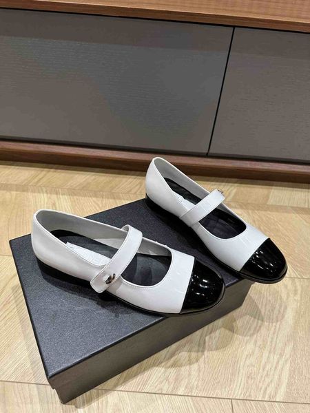 Les nouvelles chaussures simples Mary Jane, avec une semelle en cuir de mouton verni, sont des chaussures pour femmes classiques et faciles à porter.