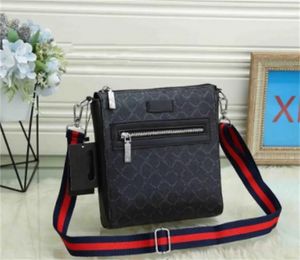 Nouveaux hommes Bandoulière Styles de sac à bandoulière Différentes tailles Sac à main Luxurys Designers Sacs Pochette Plusieurs poches 523599 Mode Messenger Bag Vente Hot