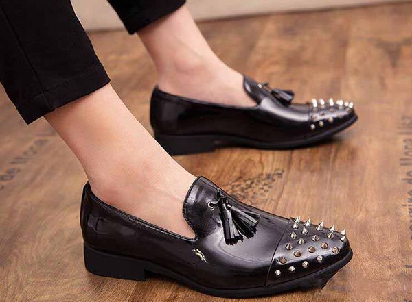Nouveaux hommes Designer pointu rivet slip-on oxfords chaussures or rouge Homecoming Male Wedding prom Formal Dress Shoes Sapato Social