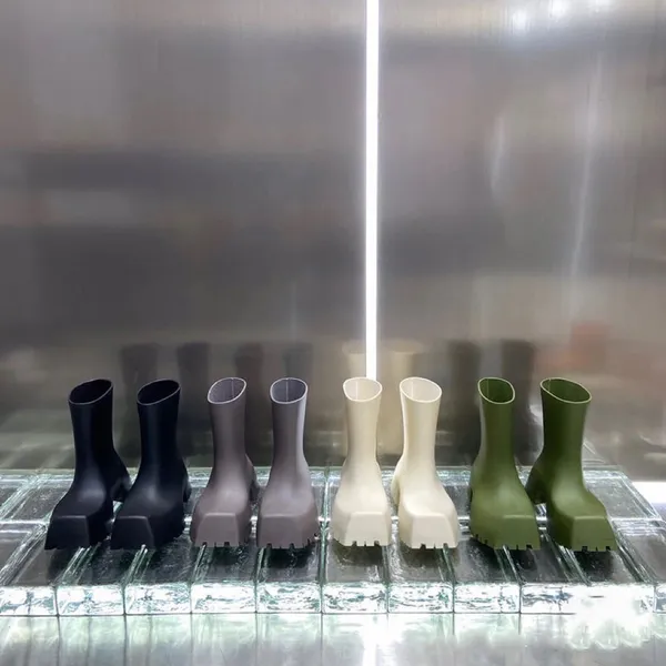 Nuevas botas de lluvia para hombres y mujeres, suelas de plataforma, zapatos impermeables para la lluvia, zapatos cuadrados de diseño de lujo, color caramelo, gelatina de goma antideslizante 35-41