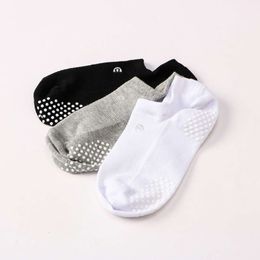 Lululemenly – chaussettes courtes de Yoga pour hommes et femmes, douces, absorbant la sueur, élastiques, de sport, antidérapantes, collées en PVC, nouvelle collection