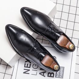 Nouvelle entreprise d'hommes Broch Broch en cuir sculpté britannique Hommes confortables chaussures d'usure formelle grande taille 46