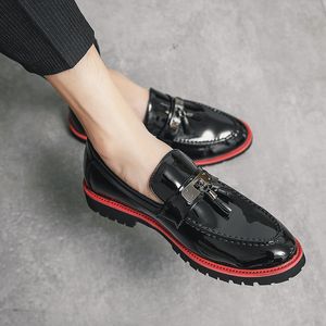 Nouvelles chaussures décontractées pour hommes classiques de chaussures en cuir en relief à faible tassement