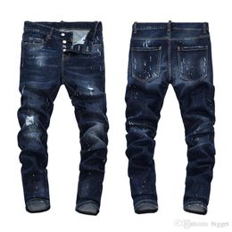 Nieuwe herenjeans Blue Bleach Jeans Tidy Biker Denim Jean Paint Spot Schade Slim Fit noodlijdende cowboypants man