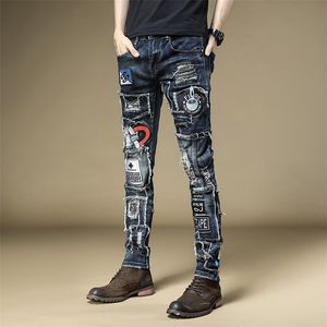 Jeans pour hommes en denim pour hommes Automne brodé pieds minces pantalons mode hiphop rock pantalons décontractés 73% coton 201111