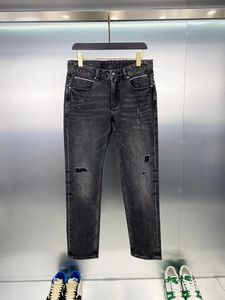 Nuevos pantalones vaqueros rectos delgados para hombre, diseño de marca, pantalones vaqueros con bolsillo trasero y letras en relieve