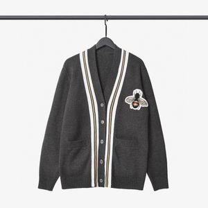 Nouveaux pulls pour hommes pull cardigan hommes décontracté petite broderie d'abeille chemise à col en v automne hiver coupe ajustée à manches longues hommes tricoté vêtements de haute qualité haut