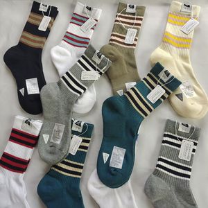 Nouveaux hommes femmes rayures coton chaussettes d'école hiphop blanc noir hiver cool chaussettes