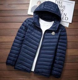 Nouveau créateur pour hommes Light Down veste de veste d'hiver Brandle Poliffer courte brillante veste à capuche Couple de pain élégant et polyvalent Solide