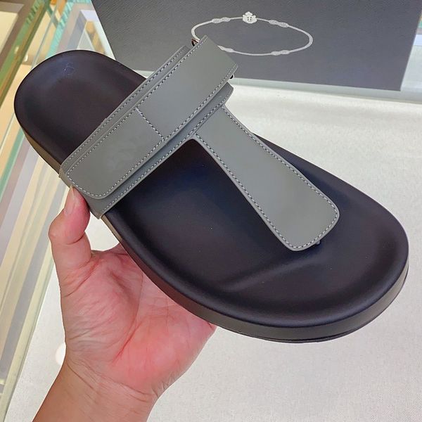Nuevas zapatillas de diseñador de diseñadores famosos de lujo para hombres con la firma de la marca en las zapatillas de llave de los pisos superiores sandalias de piscina de alta calidad