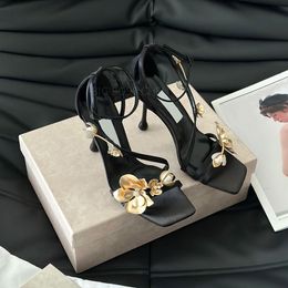 Nieuwe metalen bloemen satijn stiletto hak sandaal enkelband orchidee bloem decoratie serie sandalen parel luxe designer dames hakken feestjurk schoenen maat 35-40