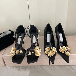Nouvelles fleurs en métal Satitto talon sandale bracelet orchide fleur de décoration de fleurs sandales perle de luxe de luxe pour femmes chaussures de robe taille 35-40 avec boîte