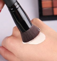 Nouveaux minéraux perfectionnement Face Brush polyvalent fond de teint liquide Brosse de maquillage de maquillage premium Fonder Foundation Tool WQ3404534451