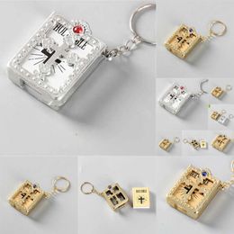 Nieuwe mini Holy Bibles Keychain Metal Jesus Cross Book Cover Keyring voor vrouwen Bag hanglangerlijke religieuze creatieve souvenir cadeau Key Chain