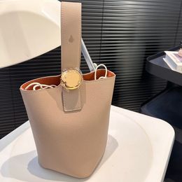 Nouveau mini sac de seau de galets en cuir de luxe en cuir souple Lignes minimalistes de sangle réglable sac à bandoulière magnétique de poche interne sac à bandoulière