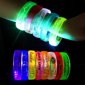 LED-lichtarmbanden Glow-polsbandjes Neon glinsterende lichtarmbanden Lichtgevende rekwisieten Verjaardag Bruiloft Feestartikelen Aanpasbaar alfanumeriek