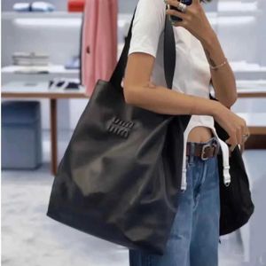 Nouveau Miu Light Luxury Fashion Versatile Big Bag Tote Sac Été Nouveau sac à main de grande capacité Sac à main