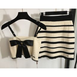 New Miu Women Sexy Knitted Set, bordado Camisole Bow Bown Camisole con falda corta informal