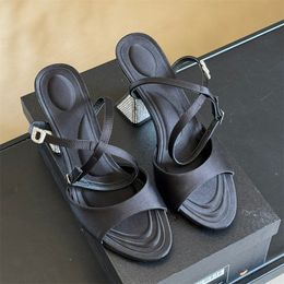 Sangle designer talons hauts paillettes Wang robe sandales pompes bing plate-forme gantante pantoufle à talons cristaux en cristal talons talons sexy