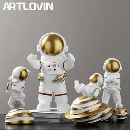 Nieuwe moderne home decor astronaut figuren verjaardagscadeau voor man vriendje abstracte standbeeld mode ruimtevaren sculpturen gouden kleur 210318