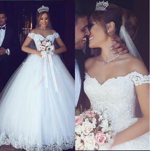 Nuevos vestidos de novia de vestidos de baile de pelota de nuevo y modesto aplicado de encaje de talla grande fuera de hombro tren de barrido de tul hinchazón vestidos de novia formales