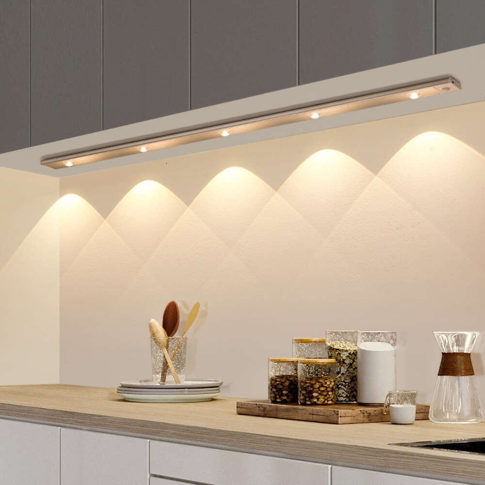 Nuovo sensore di movimento ultrasottile sotto l'armadio Illuminazione USB Cucina Armadio Guardaroba Lampada Luce notturna a LED magnetica ricaricabile