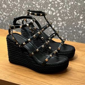 Nouveau Ms.Wedge Stud Décoration Sandales Gladiator Cage Plate-forme Sandales Femmes Designers de luxe Cuir Chunky Talon Sandal Pantoufles Soirée Chaussures de fête avec boîte