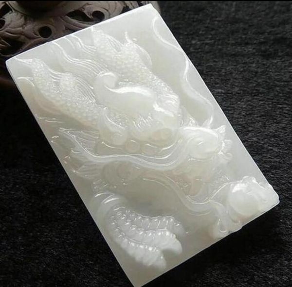 Nouveau Jade Natural China Blanc Green Jade Pendant Collier Amulet Lucky Dragon White Fly Statue Collection d'ornements d'été Natural 5965274