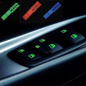 NIEUW NIEUWE 2PCS LIFTE NACHT SCHAKELAAR Binnenstickers Auto raam knop Lumineuze sticker Deur Fluorescerende stickers Auto -accessoires