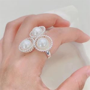 Nouveau Niche Style Littéraire Perle Fleur Anneau Creux Demi-Cercle Mouvement Cloche Lanterne Trois Fleurs Mode Fraîche All-Match Bijoux