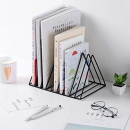 New Nordic Whited Iron Creative Triangle Bookshelf Iron LP Rack Rack Triangle Book Magzine Holder Desk Record Storage Organisateur