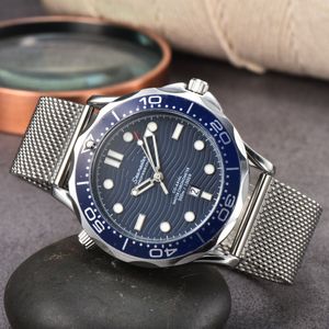 New OMG Fashion Diving Watch Collection Special Steel Strap Strap Men Watch Econom Economie Designer Luxury Men Watch Quartz Movement Man Watch